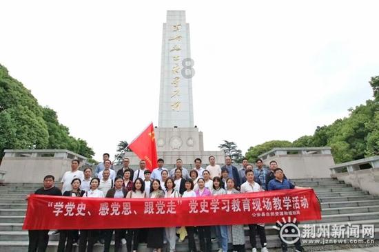 此清单包含：真丝的衣衫、从巴黎到鲁昂的旅行、熟化的卡芒贝尔奶酪、“美学”，以及一场永恒的梦
